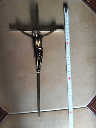 Crucifijo de metal antiguo