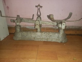 Balanza antigua de hierro