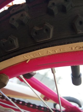 Bicicleta niña rosa con cesta