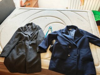 Cappotti blu e grigi di 'algo bonito'