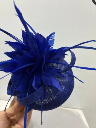 Tocado azul con plumas