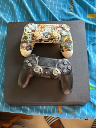 PS4 (PlayStation 4) con 2 mandos
