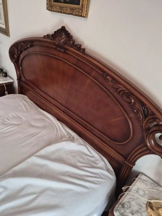 Cama de madera estilo clásico
