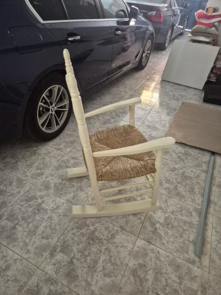 Mecedora de madera blanca con asiento de