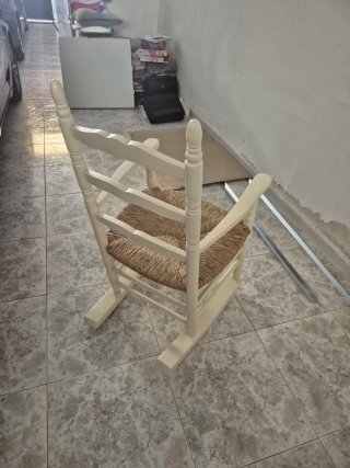 Mecedora de madera blanca con asiento de