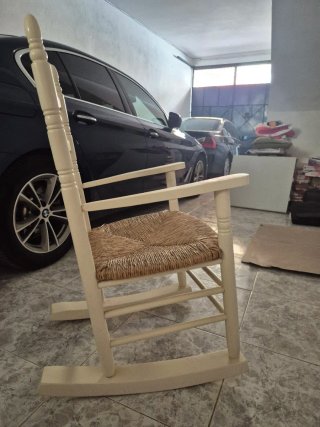 Mecedora de madera blanca con asiento de