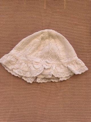 Sombrero blanco de bebé