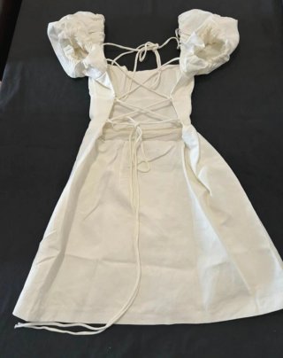 Vestido blanco volantes espalda entrelazada