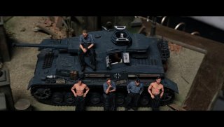 Diorama militar con figura y bidones