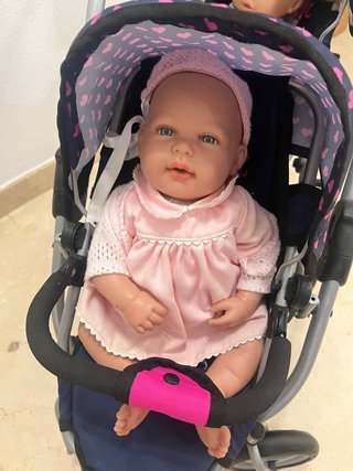 Carrito gemelar de juguete con 2 muñecos