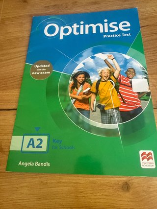 Libro de inglés key for schools.