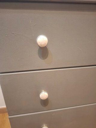 Cómoda de 4 cajones gris de madera, restaurada.
