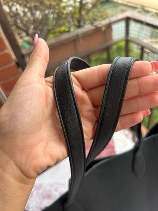 Bolso negro con tachuelas doradas
