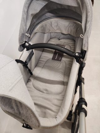 Carro de bebé gris