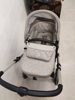 Carro de bebé gris