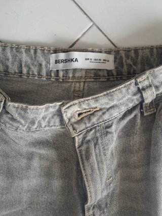 Pantalón vaquero gris claro.