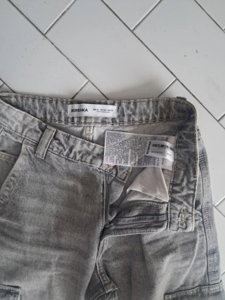 Pantalón vaquero gris claro.