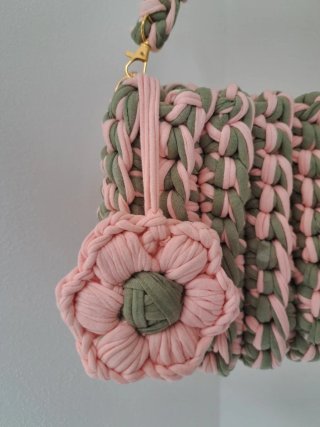 Bolso crochet rosa y verde con flor