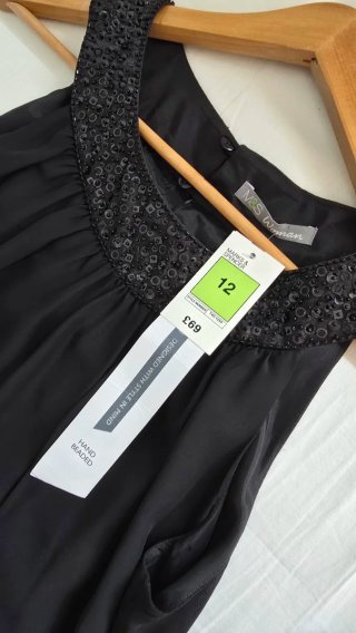 Vestido elegante negro con pedrería