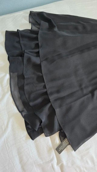 Vestido elegante negro con pedrería