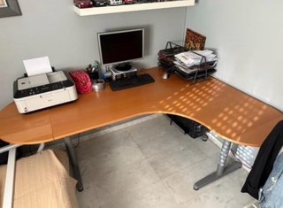 Mesa de despacho grande de madera y metal