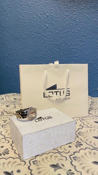Reloj Lotus Plateado con Brillos