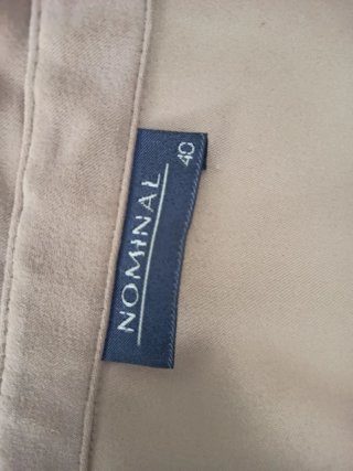 Traje de señora beige y marrón