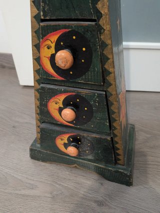Mueble de madera piramidal decorado