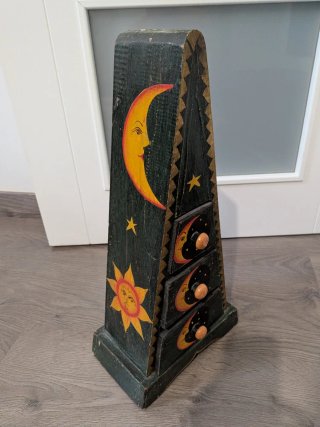 Mueble de madera piramidal decorado