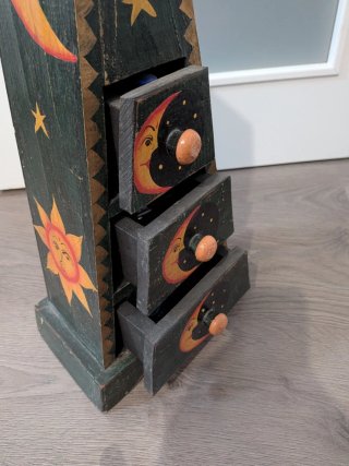 Mueble de madera piramidal decorado