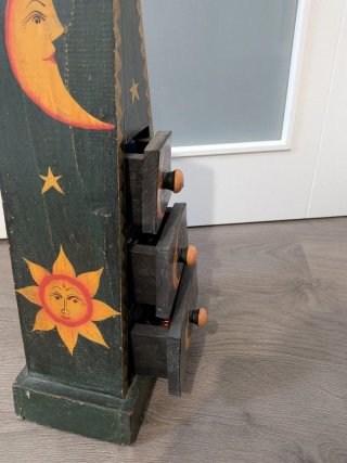 Mueble de madera piramidal decorado