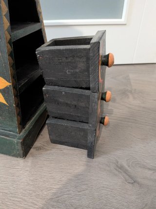 Mueble de madera piramidal decorado