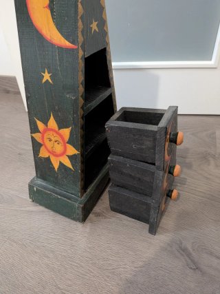 Mueble de madera piramidal decorado