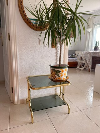 Mesa auxiliar cristal y metal dorado