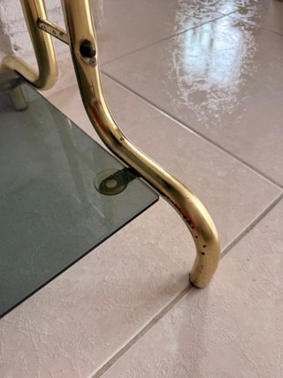 Mesa auxiliar cristal y metal dorado