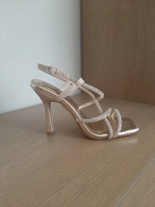 Sandalias doradas Membur con pedrería