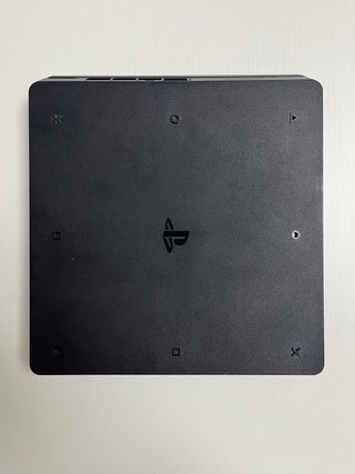 PS4 slim 1tb + 2 mandos + cables