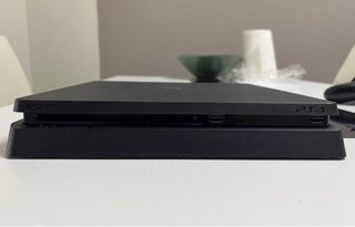 PS4 slim 1tb + 2 mandos + cables