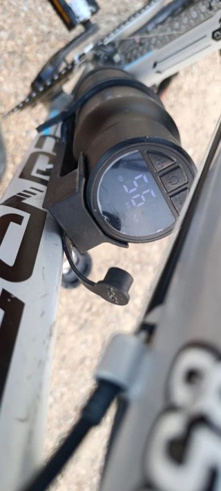 Bicicleta de montaña CONOR con sistema eléctrico.