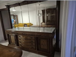 Mesa de comedor y aparador con cristales