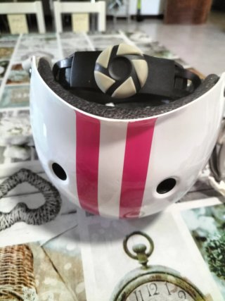 Casco infantil blanco con estrellas rosas