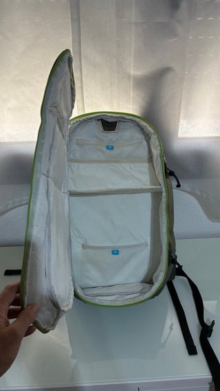Mochila Quechua térmica gris y verde