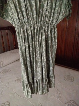 Vestido verde floral talla única.Es como una 44.