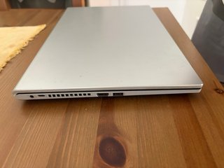 Ordenador portátil ASUS plateado