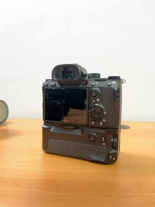 Sony A7 III + empuñadura + 2 baterías + extras