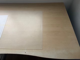 Escritorio de madera y plástico