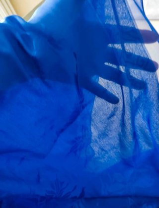 Sciarpa leggera blu con frange