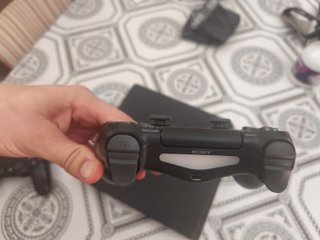 PS4 Slim 1TB + 2 mandos + HDMI y alimentación