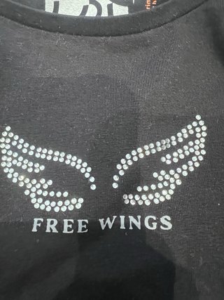 Camiseta negra Free Wings con pedrería