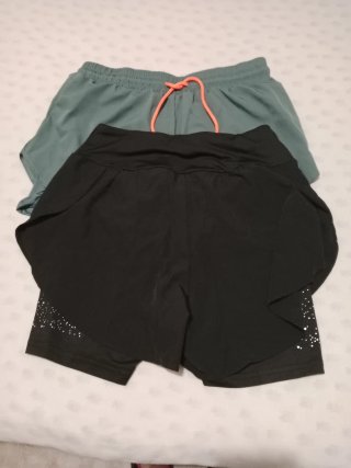 Pantalones cortos  mujer lleva malla debajo